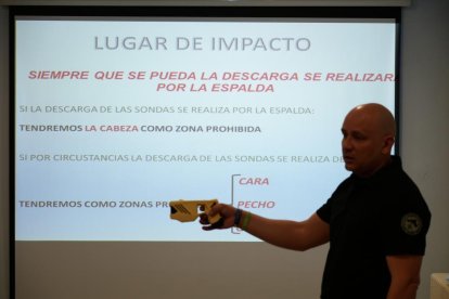 Presentación de las pistolas electrónicas que usará la Policía Municipal de Valladolid. -J.M. LOSTAU