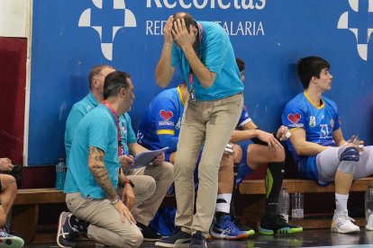 Recoletas Atlético Valladolid-Balonmano Torrelavega. / LOSTAU