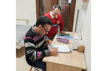 Fernando y Marcos, usuarios de la casa tutelada de Nava del Rey - J.M. LOSTAU