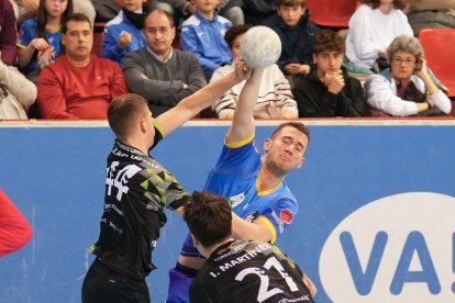 Recoletas Atlético Valladolid-Balonmano Torrelavega. / LOSTAU