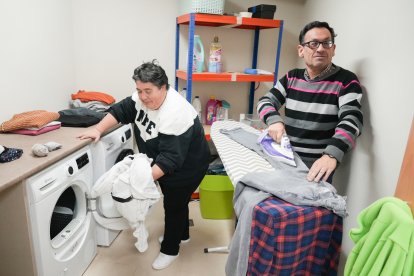 Candela y Fernando, usuarios de la casa tutelada de Nava del Rey - J.M. LOSTAU