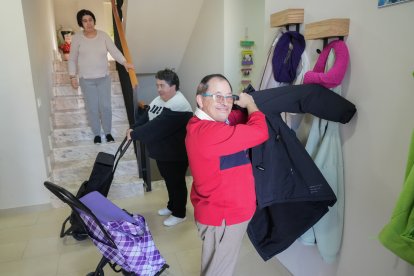 Mónica, Candela y Marcos usuarios de la casa tutelada de Nava del Rey - J.M. LOSTAU