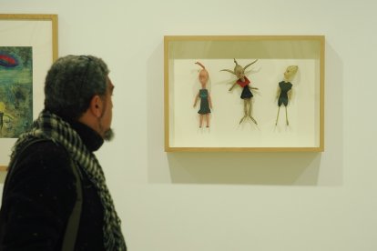 Un hombre contempla algunas de las brujas de Delhy Tejero. | PHOTOGENIC