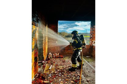 Fuego en una casa abandonada de Olmedo - BOMBEROS DE VALLADOLID
