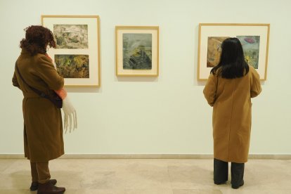 Un grupo contempla obras en tinta y gouache de la serie 'Las brujas', (1930-1936). | PHOTOGENIC