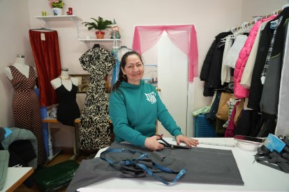 Yoxy Rodríguez, dueña del Cose todo Flor de la calle Covadonga de Valladolid en la actualidad. - J.M. LOSTAU