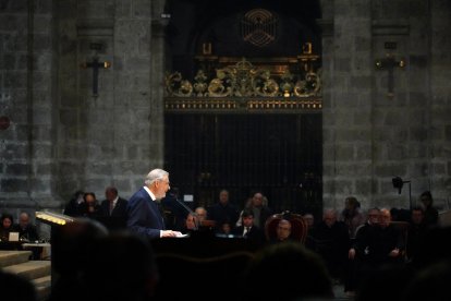 El periodista Luis Jaramillo pronuncia el pregón de la Semana Santa de Valladolid 2024.-ICAL