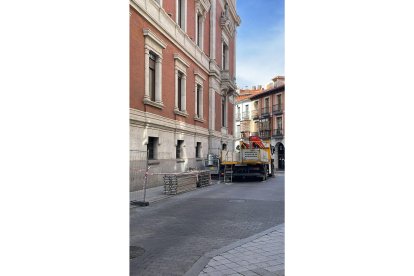 Obras en la Casa Consistorial de Valladolid desde la calle Manzana - E.M.