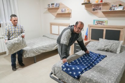 Francisco y Óscar, usuarios de la casa tutelada de Nava del Rey - J.M. LOSTAU