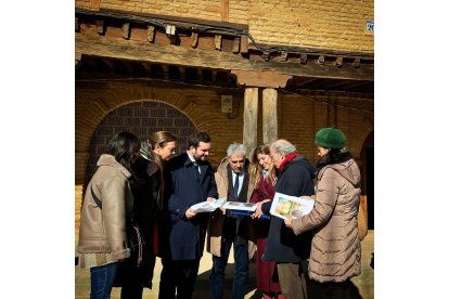 De izquierda a derecha. La teniente de alcalde del Ayuntamiento de Villalón, Andrea Fernández Vicente; la Jefa de servicio territorial de cultura en Valladolid, Carmen Villa; el alcalde de Villalón, José Ángel Alonso; el director general de patrimonio cultural de la Junta de Castilla y León, Juan Carlos Prieto; la delegada territorial de la Junta de Castilla y León en la provincia de Valladolid, Raquel Alonso; el arquitecto y director de la obra del proyecto de consolidación del hospital de la obra, Jorge Silva; la Jefa de servicio de restauración e intervención en el patrimonio de la Junta, Milagros Burón, durante la presentación de la nueva intervención de la Junta en el Hospital de la Vera Cruz de Villalón de Santos. -AYTO. VILLALÓN.