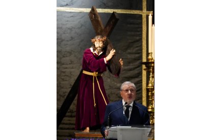El periodista Luis Jaramillo pronuncia el pregón de la Semana Santa de Valladolid 2024.-ICAL