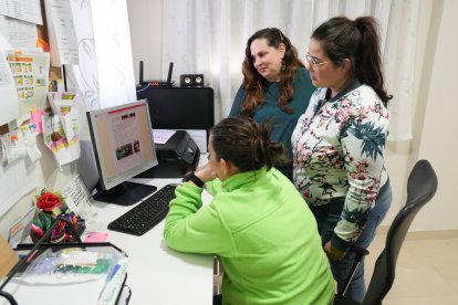 Celeste, coordinadora, Andrea y Patricia, cuidadoras, de la casa tutelada de Nava del Rey - J.M. LOSTAU