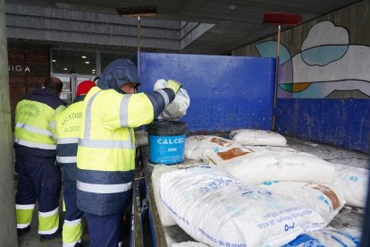 Empleados de La Cistérniga preparan la sal.- ICAL