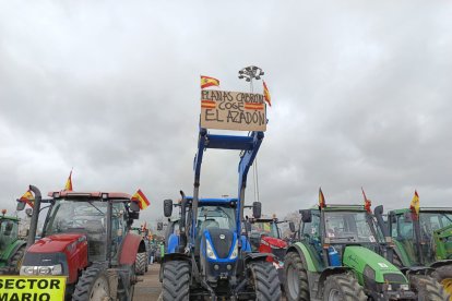Algunos tractores lucen pancartas reivindicativas.- E.M.