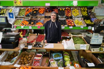 Miguel Franco en la Frutería Covadonga ubicada en la calle Covadonga de Valladolid en la actualidad. - J.M. LOSTAU
