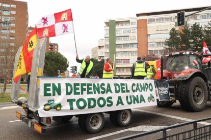 Tractorada en Valladolid. Marcha a pie y en tractor por la ciudad.-PHOTOGENIC