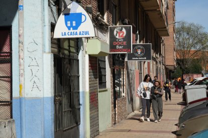 Tres bares cerrados en la calle Covadonga de Valladolid junto a la calle Clavijo. - J.M. LOSTAU