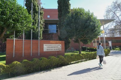 Polideportivo Míriam Blasco en la calle Covadonga de Valladolid. - J.M. LOSTAU