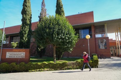 Polideportivo Míriam Blasco en la calle Covadonga de Valladolid. - J.M. LOSTAU