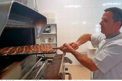LEÓN / IMPERIALES ALONSO Ordoño Alonso representa la cuarta generación de una confitería de La Bañeza que desde 1887 elabora el dulce más típico de la localidad: un mantecado de almendra, huevo y azúcar. La receta no ha variado desde entonces.  Ni su envoltorio de papel. Mantener la tradición como concepto de trabajo es una de las motivaciones de esta empresa familiar .