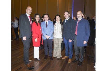 Roberto Carrasqueño, Marian Hidalgo, José San José, Araceli Valdés, Óscar Alonso, Alfredo Blanco, Nancy Garceau y Víctor García.