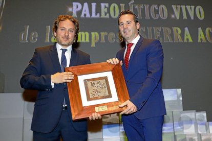 MEJOR INICIATIVA TURÍSTICA El director de Instituciones de Castilla y León y Asturias en Caixabank, Eduardo Cerdá, entrega el reconocimiento a la mejor iniciativa turística a Eduardo Cerdá, presidente de Paleolítico Vivo.