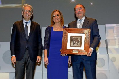 MEJOR INICIATIVA ENOLÓGICA / VITIVINÍCOLA Virginia Barcones, delegada del Gobierno en Castilla y León, entrega el premio a la mejor iniciativa enológica a Carlos Moro, presidente y fundador del Grupo Matarromera.