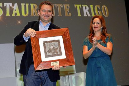 MEJOR RESTAURANTE El jefe de cocina y propietario del restaurante Trigo, Víctor Martín, recibe el premio al restaurante del año de la mano de la presidenta de las Cortes de Castilla y León, Silvia Clemente.