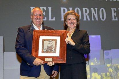 MEJOR PROYECTO DE ÁVILA La presidenta de la Asociación Gredos, Isabel Sánchez, recoge el premio al mejor proyecto abulense de la mano del diputado de Turismo de la Diputación de Ávila, Rafael Pérez.