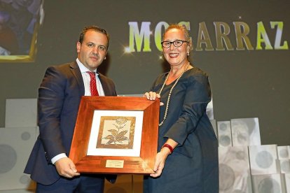 MEJOR PROYECTO DE SALAMANCA Momento de la ceremonia en el que el diputado de Turismo de la Diputación de Salamanca, Javier García, entrega el galardón a Concha Hernández, alcaldesa del Ayuntamiento de Mogarraz.