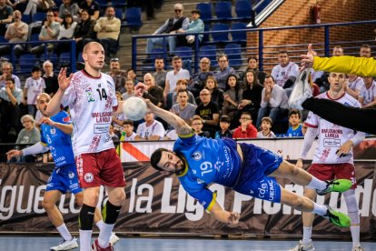 Acción del encuentro entre el Balonmano Logroño y el Recoletas Atlético Valladolid