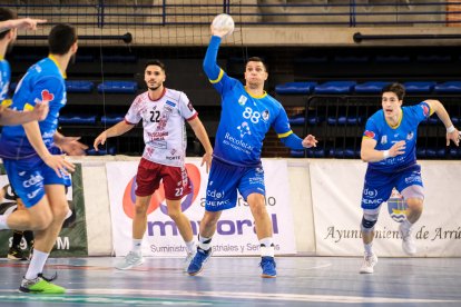 Acción del encuentro entre el Balonmano Logroño y el Recoletas Atlético Valladolid