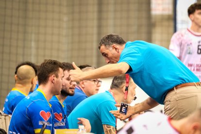 Acción del encuentro entre el Balonmano Logroño y el Recoletas Atlético Valladolid