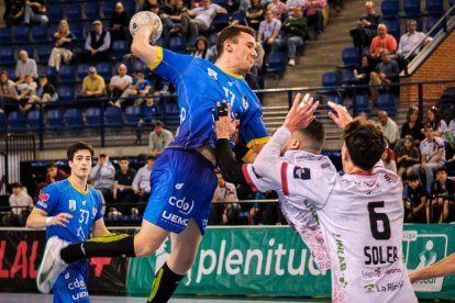 Acción del encuentro entre el Balonmano Logroño y el Recoletas Atlético Valladolid