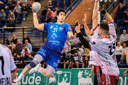 Acción del encuentro entre el Balonmano Logroño y el Recoletas Atlético Valladolid