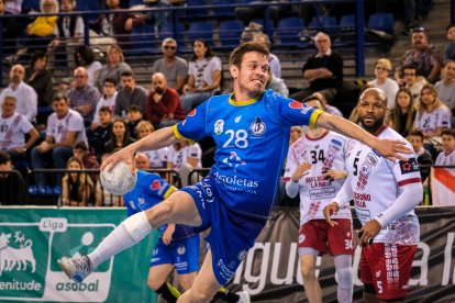 Acción del encuentro entre el Balonmano Logroño y el Recoletas Atlético Valladolid