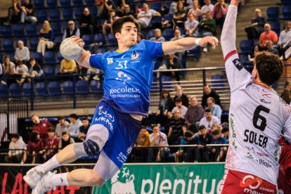 Acción del encuentro entre el Balonmano Logroño y el Recoletas Atlético Valladolid