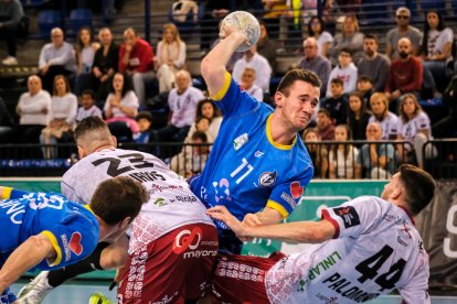 Acción del encuentro entre el Balonmano Logroño y el Recoletas Atlético Valladolid