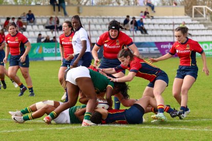 El equipo nacional femenino de rugby XV se enfrenta a Sudáfrica en partido preparatorio para el próximo Campeonato de Europa.