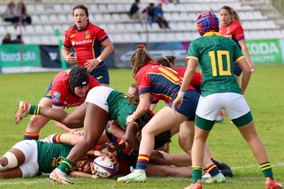 El equipo nacional femenino de rugby XV se enfrenta a Sudáfrica en partido preparatorio para el próximo Campeonato de Europa.