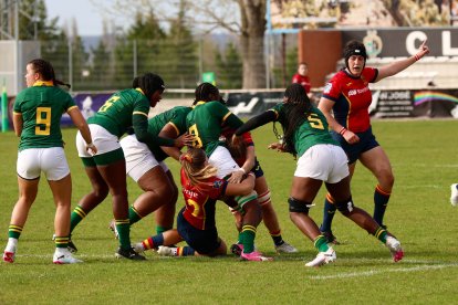 El equipo nacional femenino de rugby XV se enfrenta a Sudáfrica en partido preparatorio para el próximo Campeonato de Europa.