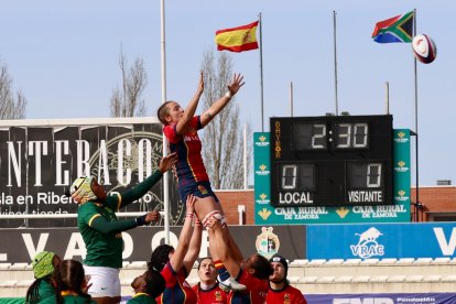 El equipo nacional femenino de rugby XV se enfrenta a Sudáfrica en partido preparatorio para el próximo Campeonato de Europa.