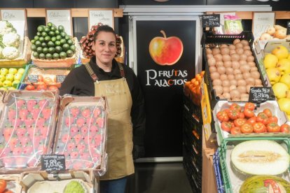 Trabajadora del comercio Frutas Palacio en la calle Miguel de Unamuno en Valladolid