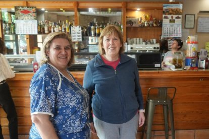 Cocinera y clienta del bar La Esquina Ibérica en la calle Miguel de Unamuno de Valladolid