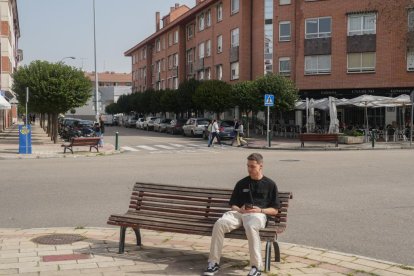 Zona de descanso cerca del cruce de la calle Miguel de Unamuno y Miguel Delibes en Valladolid
