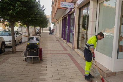 Personal barriendo la calle Miguel de Unamuno de Valladolid