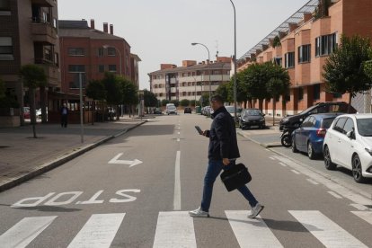 Persona cruzando un paso de peatones en la calle Miguel de Unamuno en Valladolid