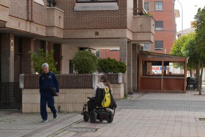 Personas paseando por una acera en la calle Miguel de Unamuno en Valladolid