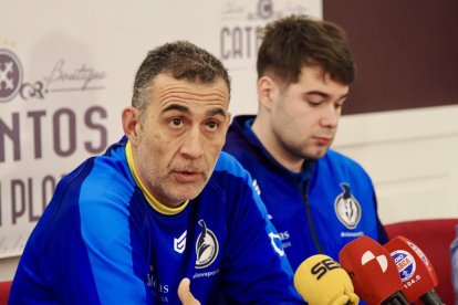 Pisonero con Benedek Nagy en su presentación con el Recoletas Atlético Valladolid..