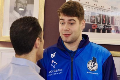 Benedek habla con el presidente Mario Arranz Nagy en su presentación con el Recoletas Atlético Valladolid..